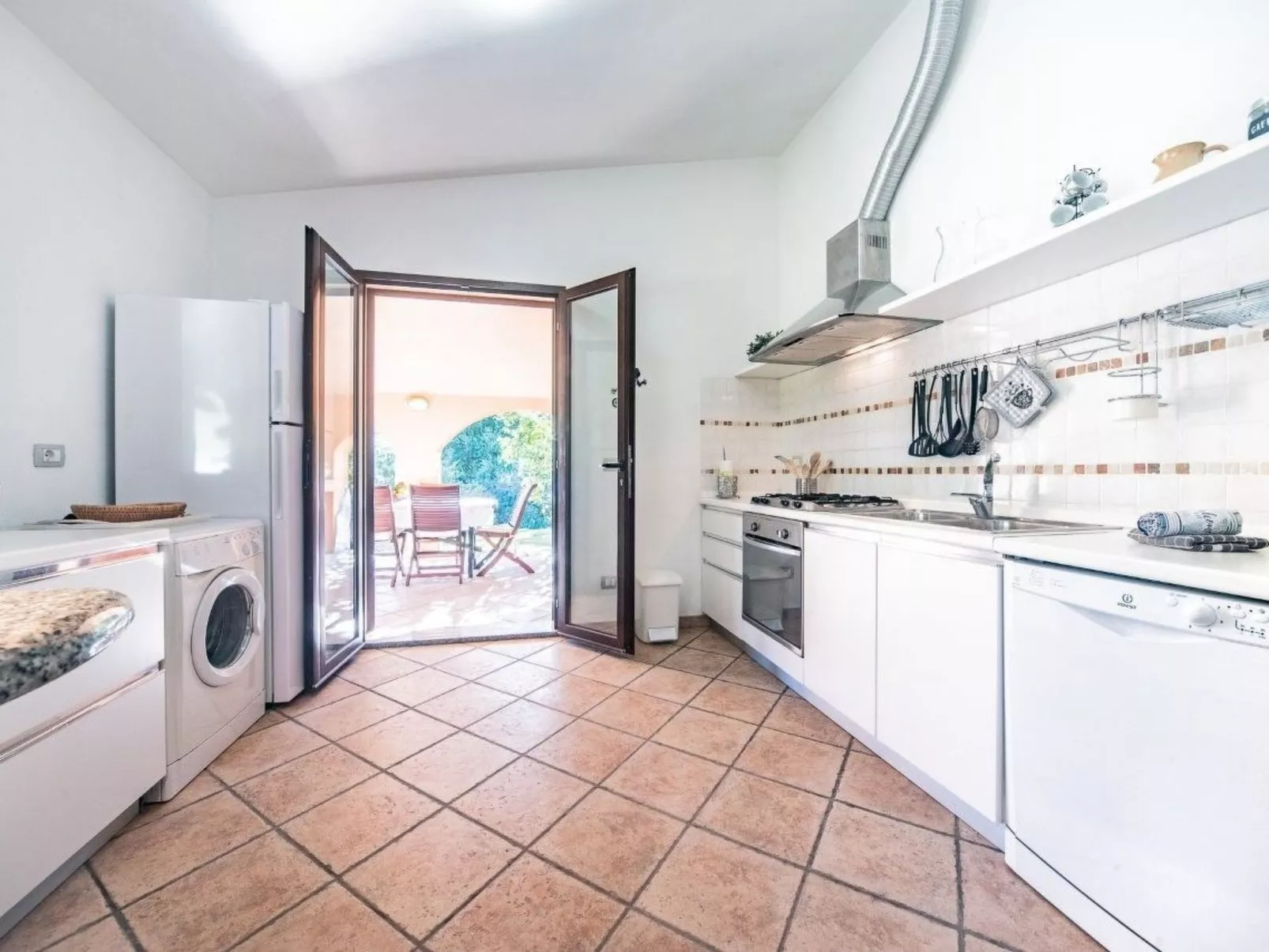 Schöne moderne Villa in privater Lage, umgeben von üppiger Natur-Binnen