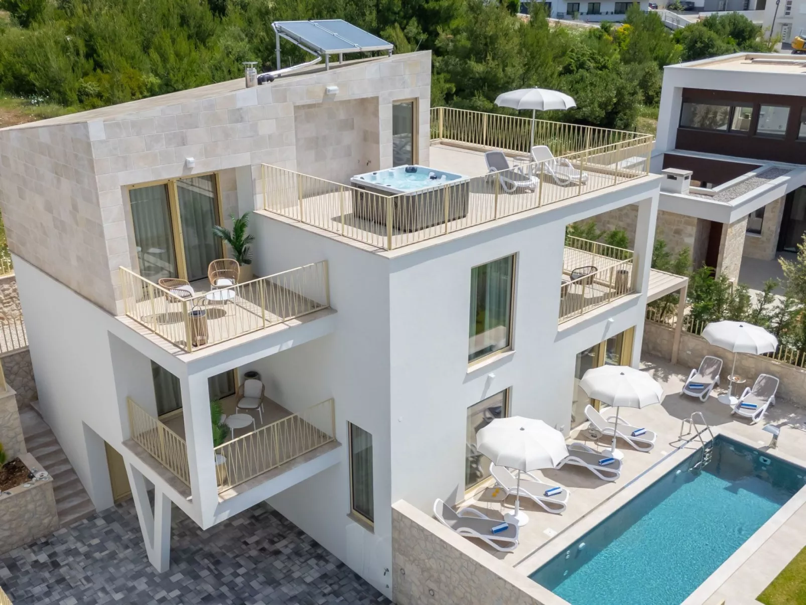 Neue Villa Adore-Binnen