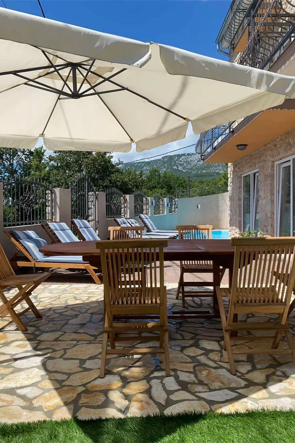 Großes Ferienhaus mit eigenem Pool und Terrasse-Image-tags.info