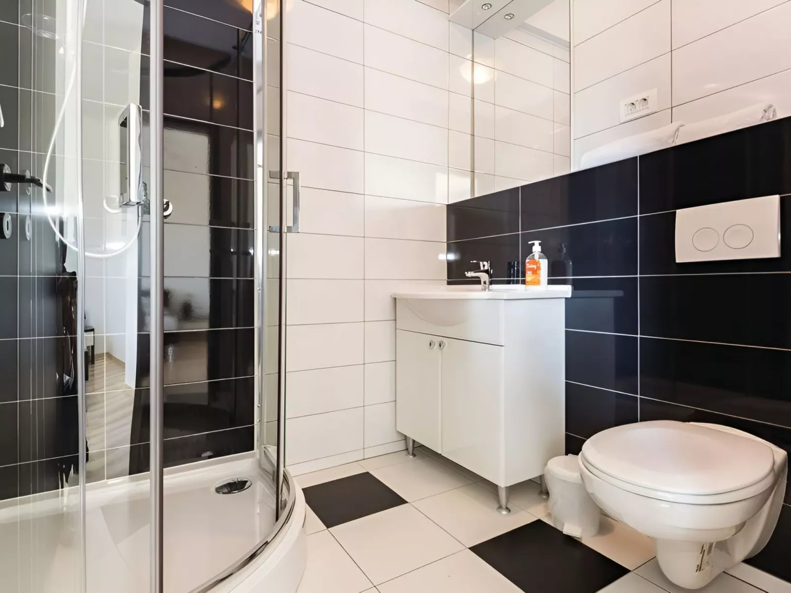 Villa Ivy mit perfekter Privatsphäre, Pool, Sauna - Binnen