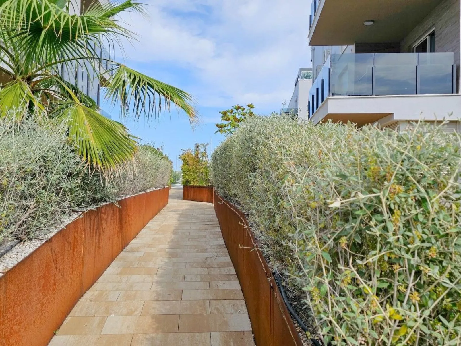 "Grüne Oase" mit Terrasse-Buiten