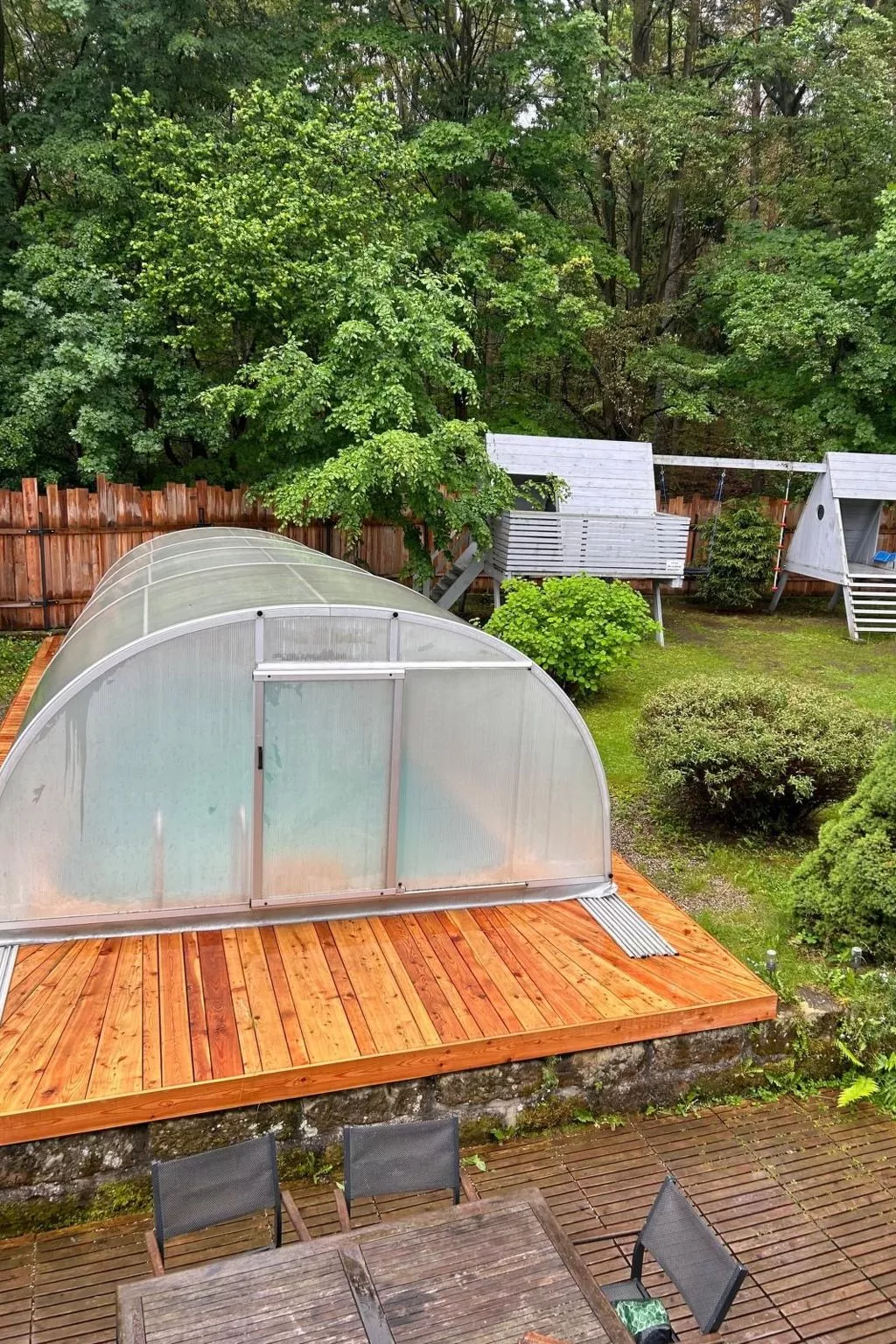 Traditionelles Haus, umgeben von Wäldern in Ralsko-Buiten