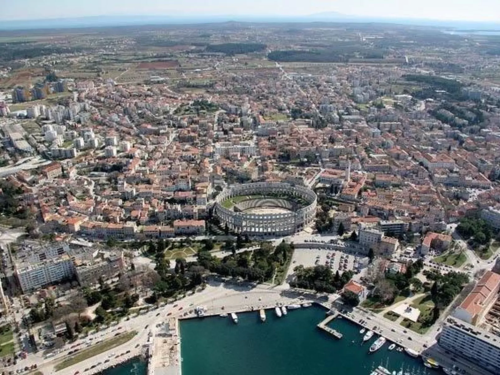 Haus Daniela mit überdachter Terrasse und Pool-Buiten