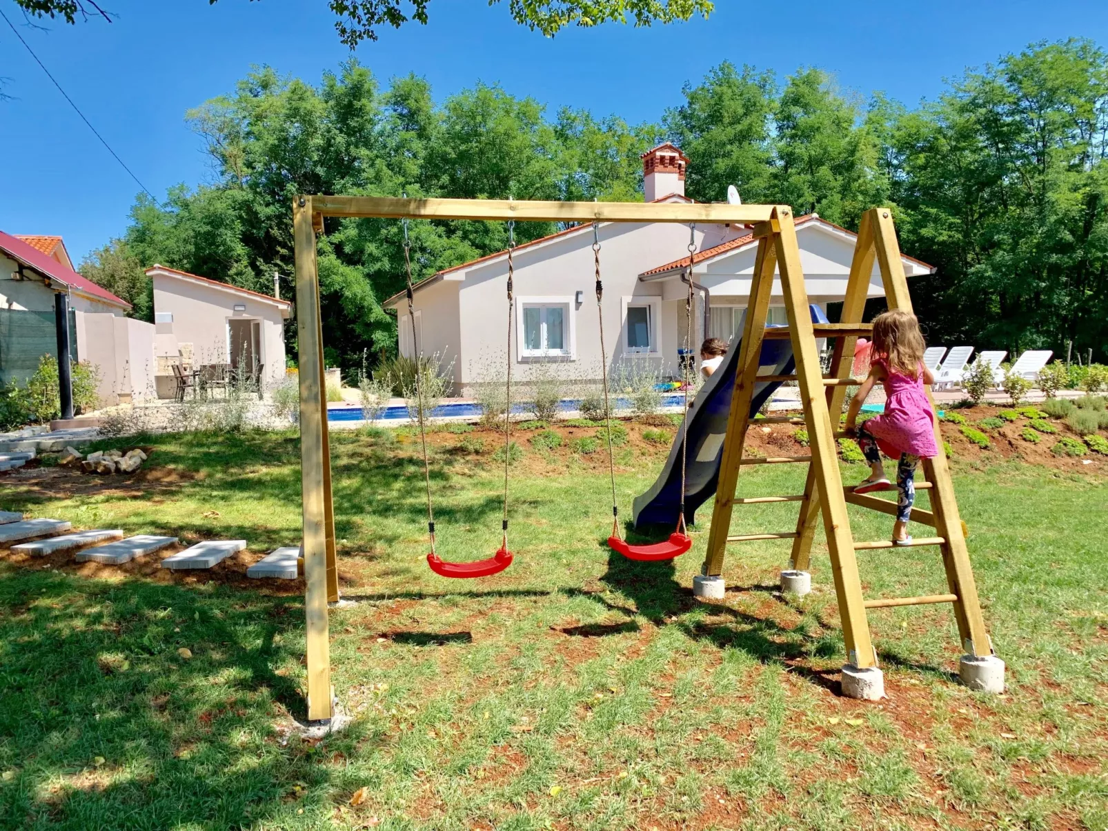 Charmante Villa mit gepflegtem Garten und beheiztem Pool-Buiten