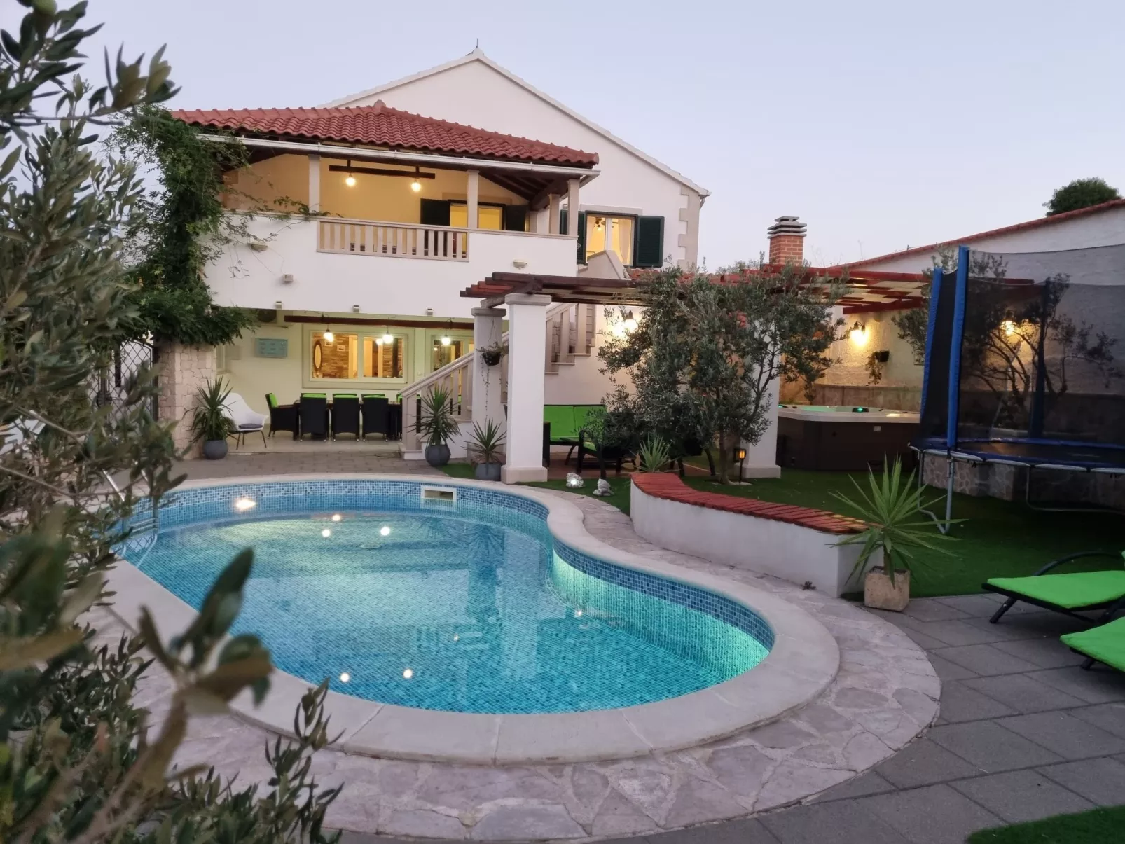 Komfortables Haus in Selca mit privatem Parkplatz-Buiten