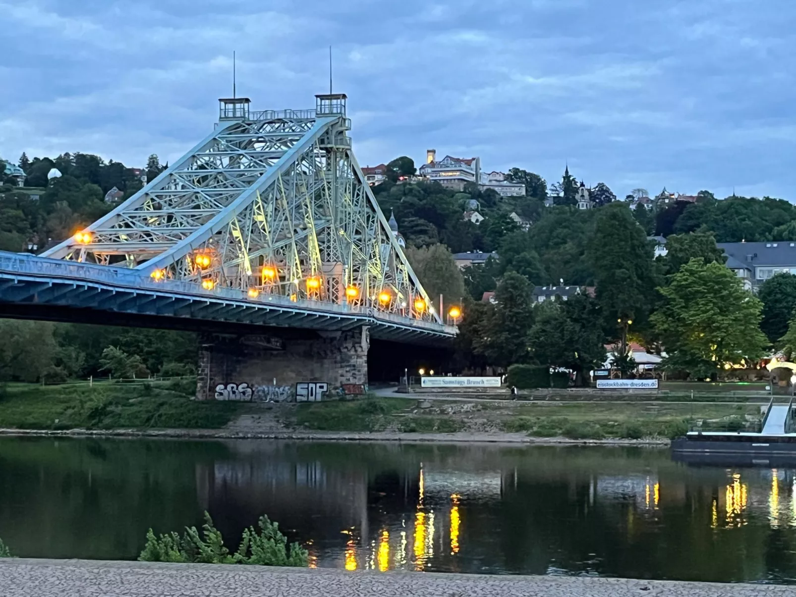 Moderne Ferienwohnung in Pillnitz-Buiten