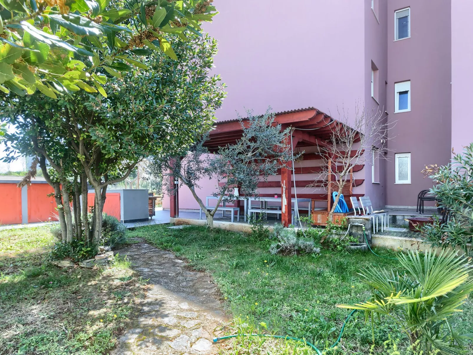 Wohnung in Fažana mit gemeinsamem Pool und Garten-Buiten