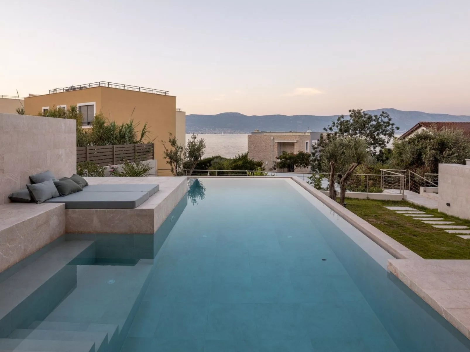 Luxuriöse Villa Aqua-Buiten