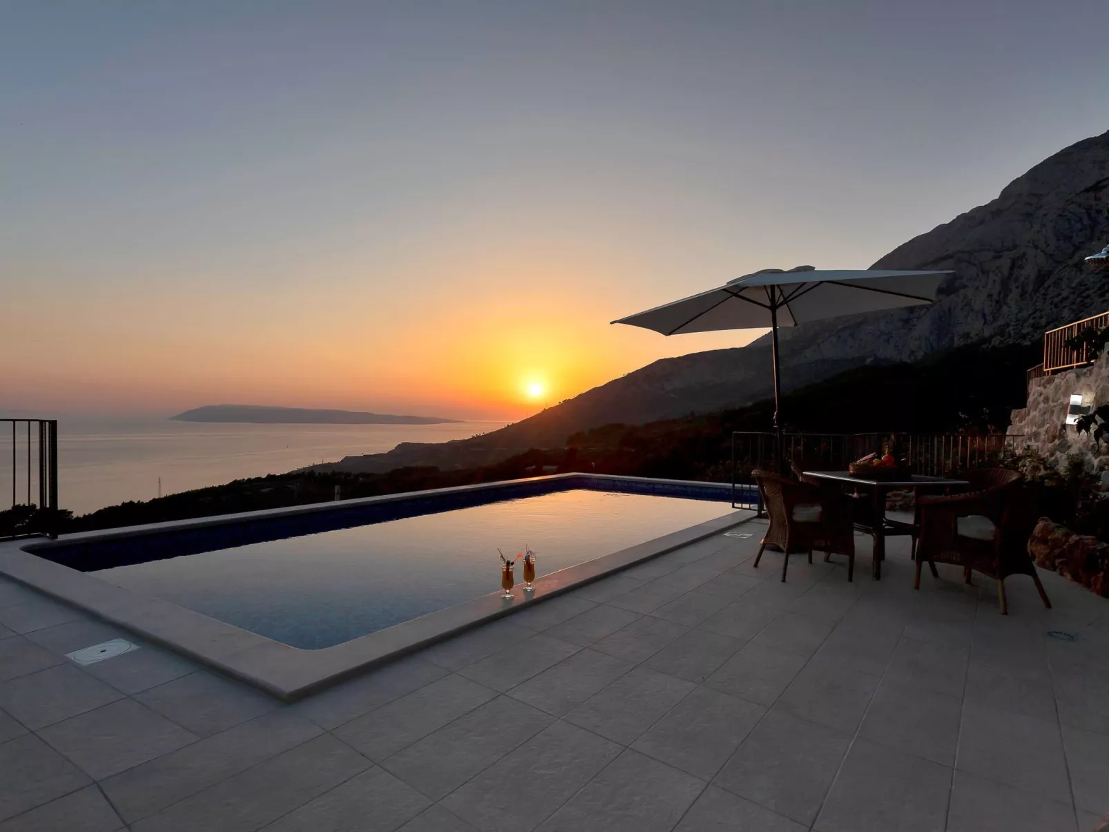 Charmantes Steinhaus mit Pool und Meerblick-Buiten