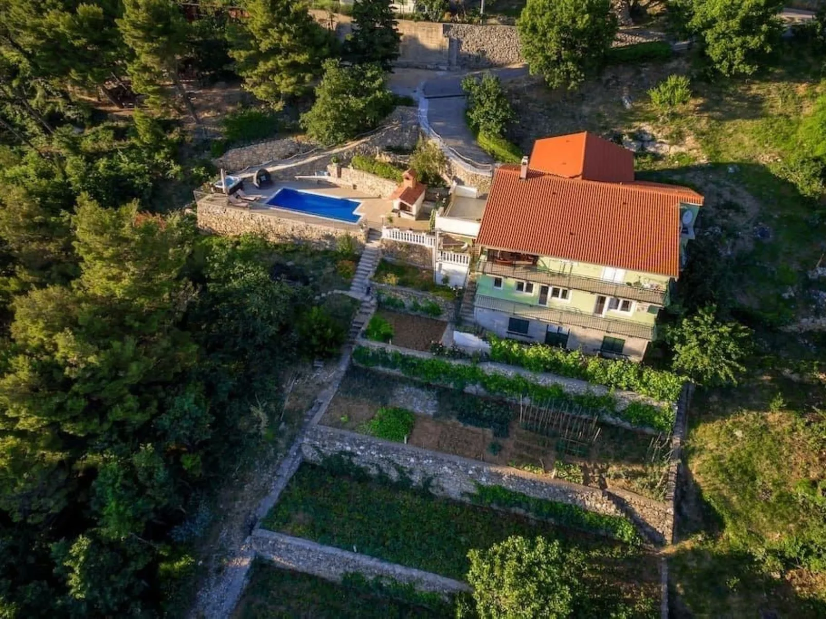 Privatwohnung mit Jacuzzi und Schwimmbad-Buiten