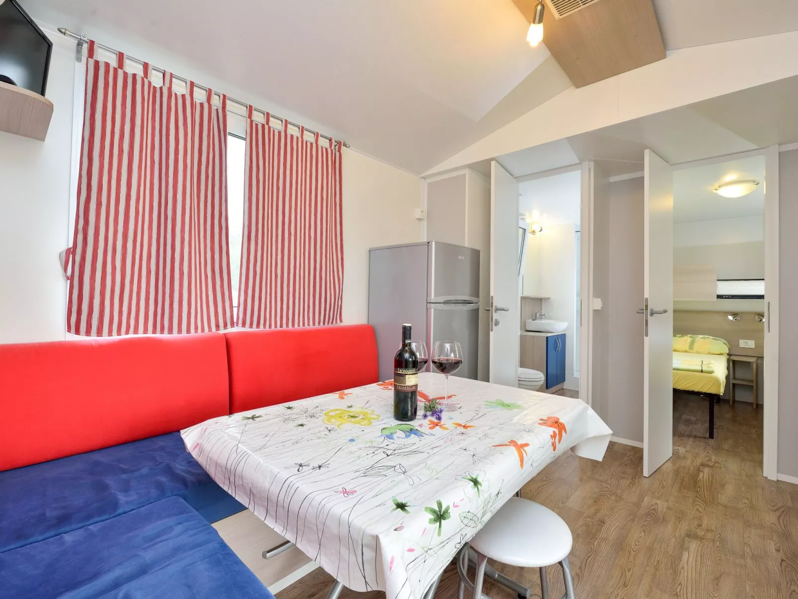 Mobilheim mit Blick auf das Wasser-Image-tags.info