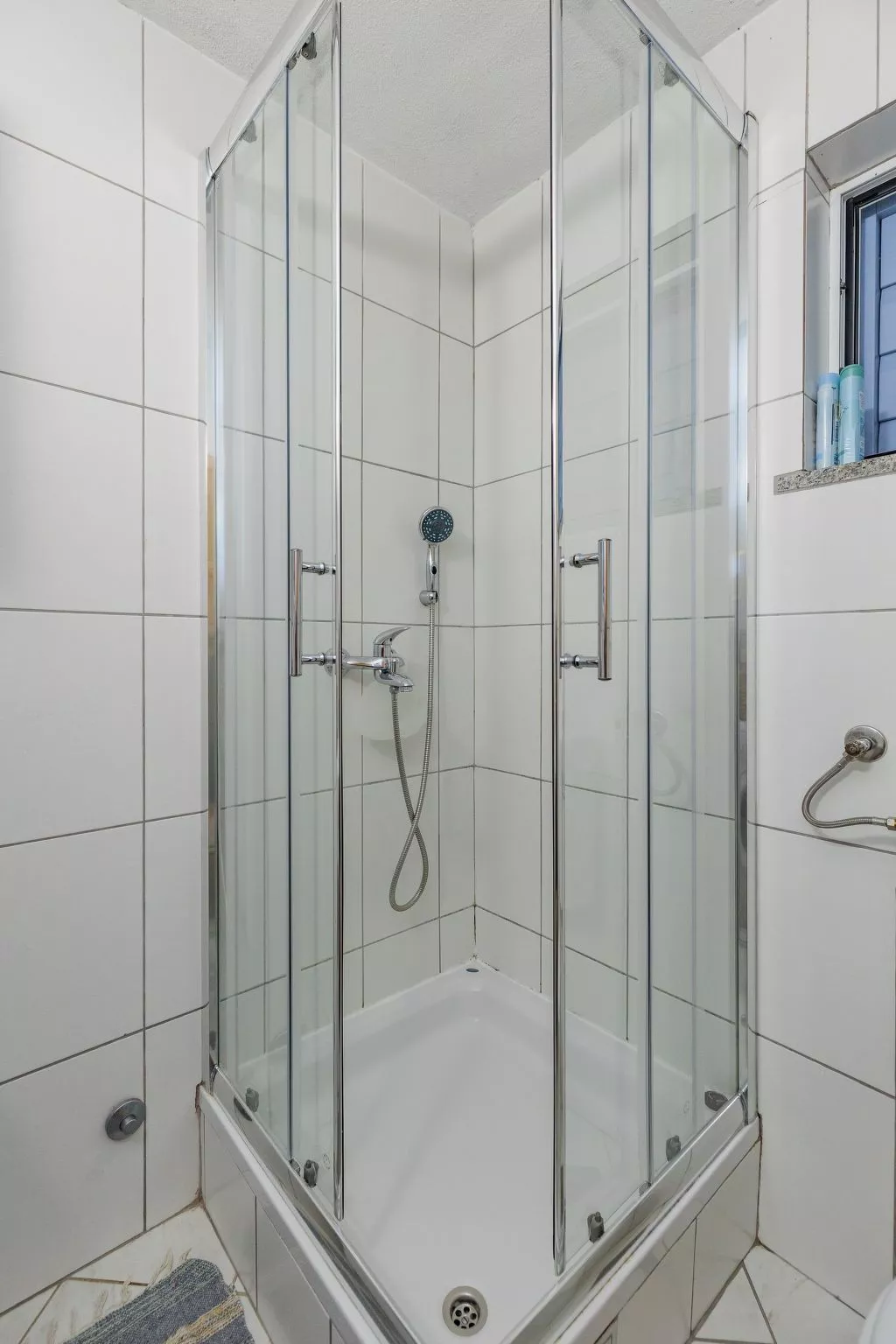 Traditionelles Steinhaus am Meer in Preko-Binnen