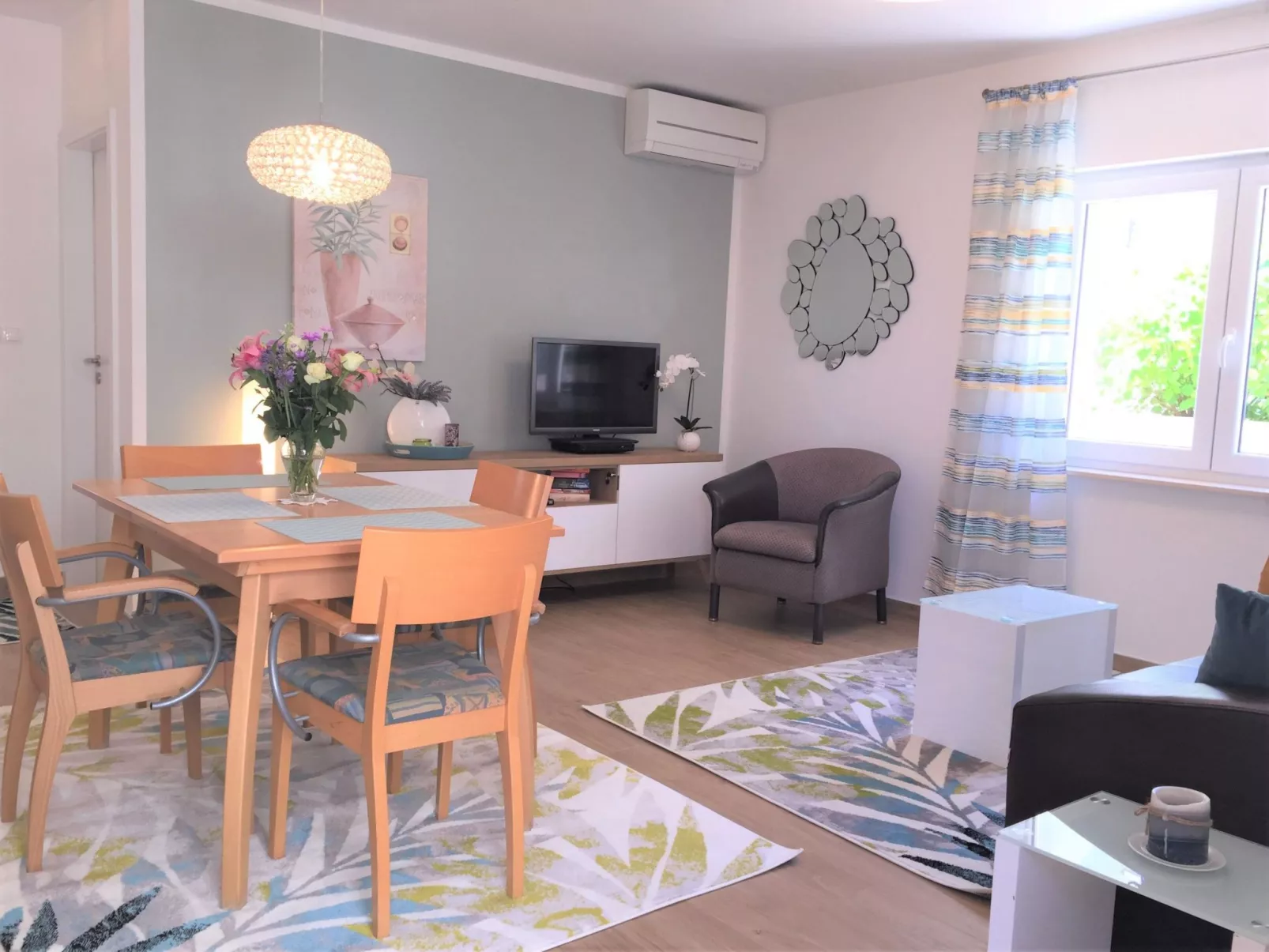 Klimatisierte Ferienwohnung in Okrug Gornji mit Gepflegtem Garten und Seeblick-Binnen