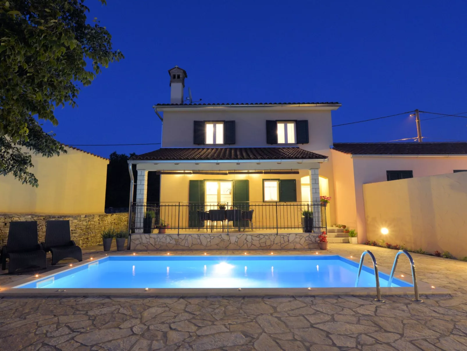 'Villa Grguci' mit eigener Terrasse-Buiten