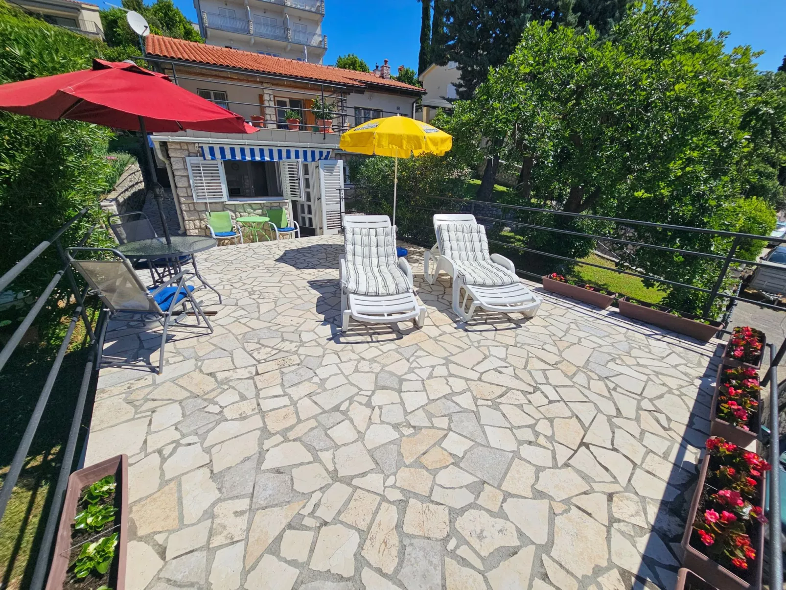 Wohnung mit Terrasse, Grill, Parkplatz-Buiten