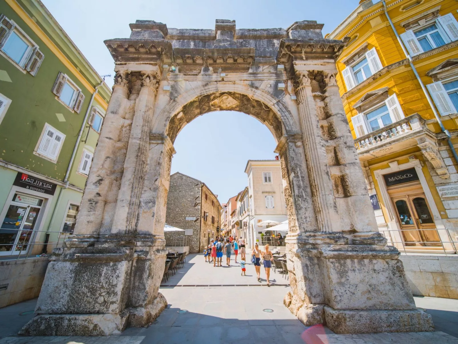 In Vintijan mit Privatem Pool-Buiten