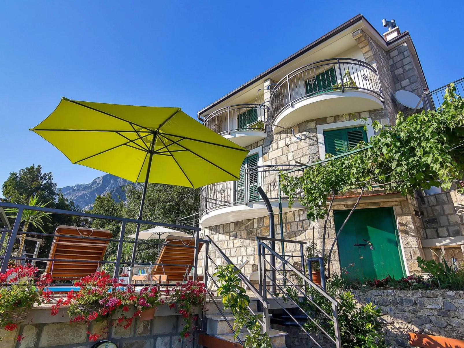 Renoviertes Ferienhaus in Tučepi mit Privatem Pool-Buiten