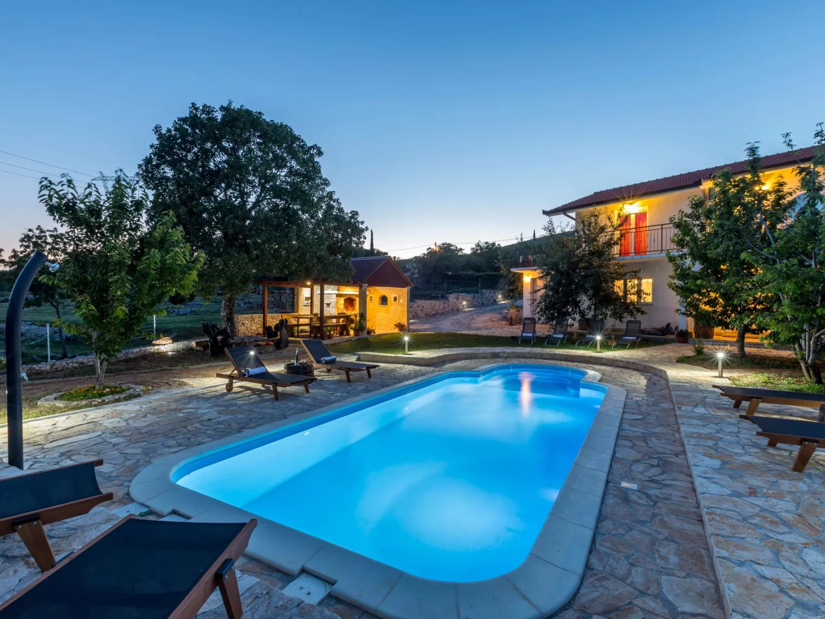 Villa Podrugovi Dvori mit Pool-Buiten
