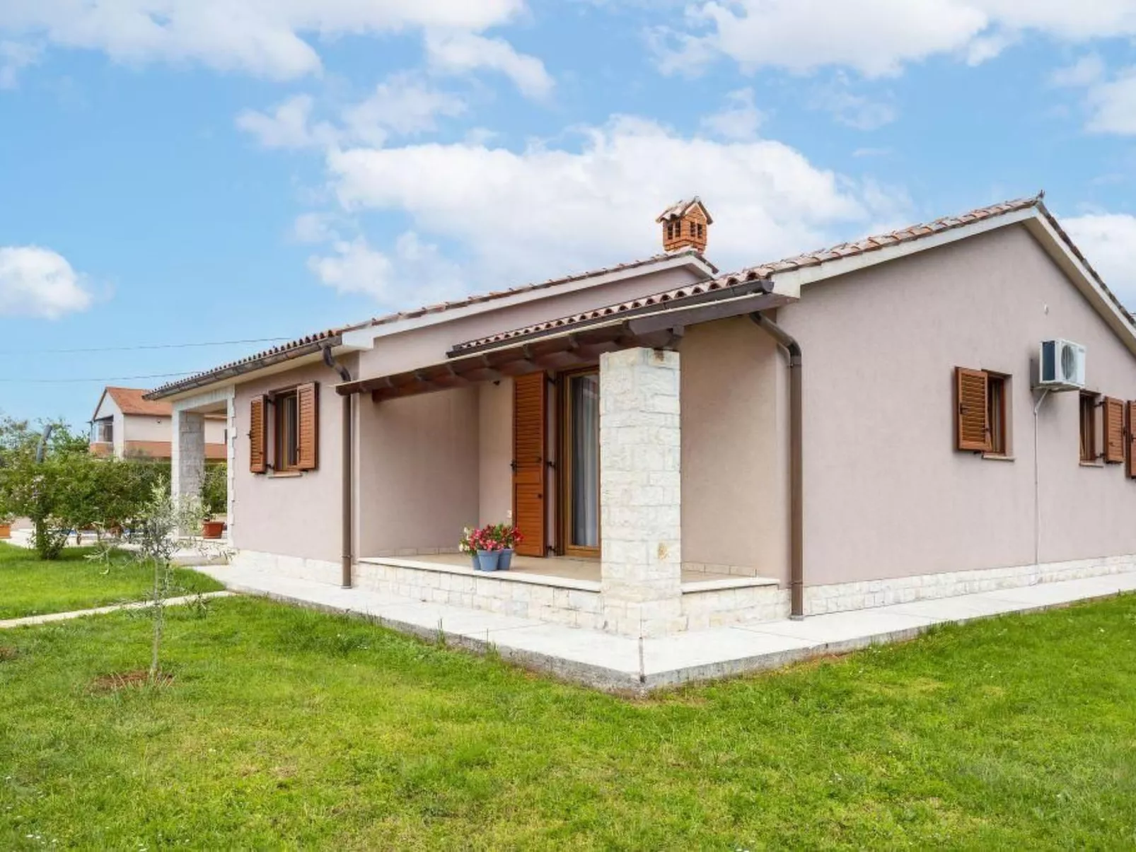 "Villa Mirela" mit Terrasse-Buiten