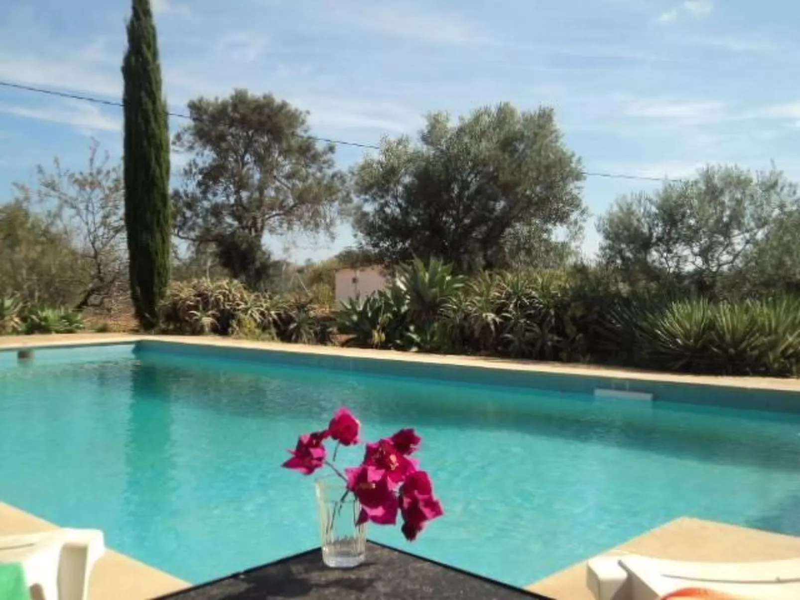 Mit Balkon, Terrasse und Außenpool