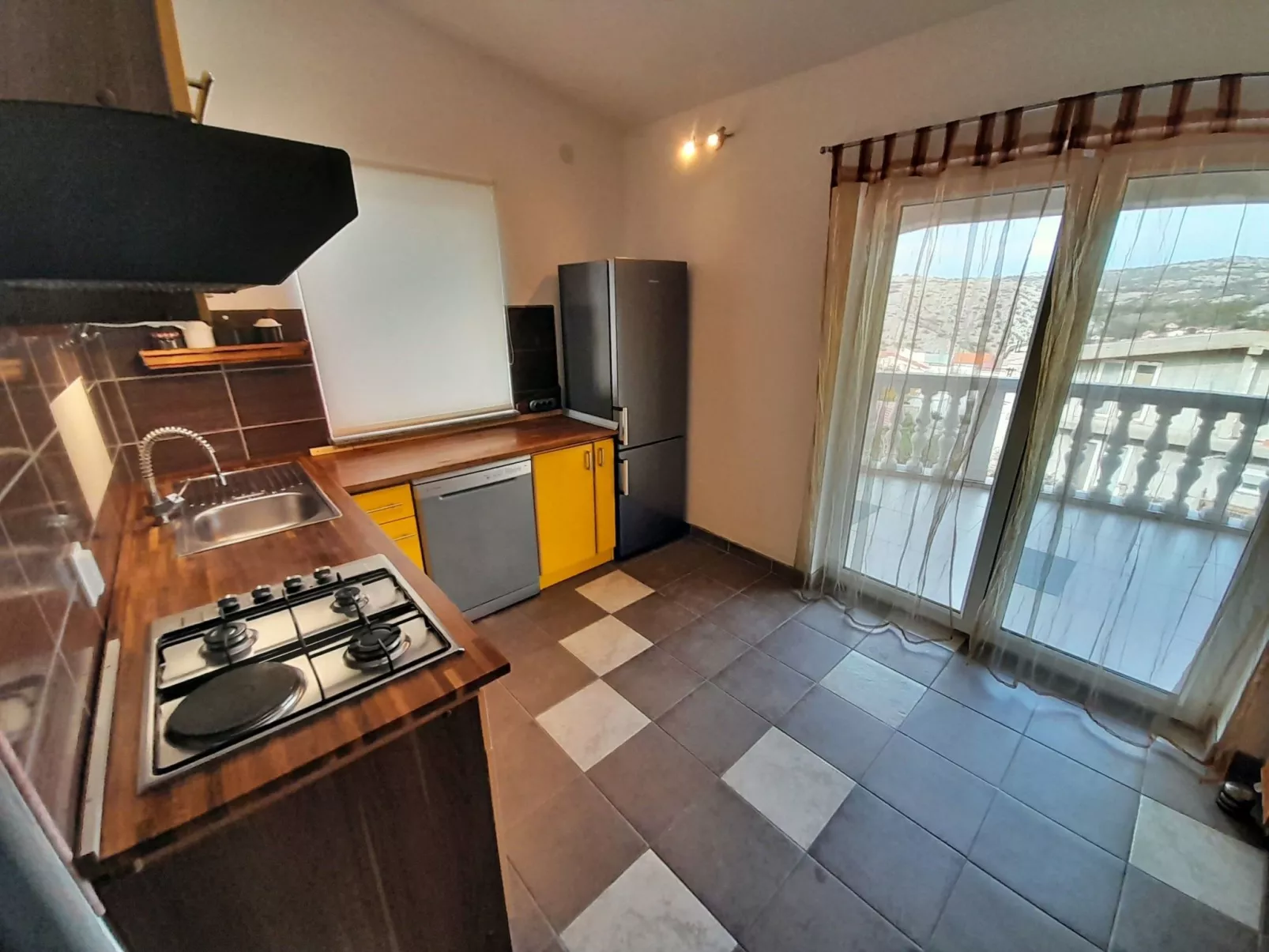 Mit zwei Terrassen für sechs Personen-Binnen