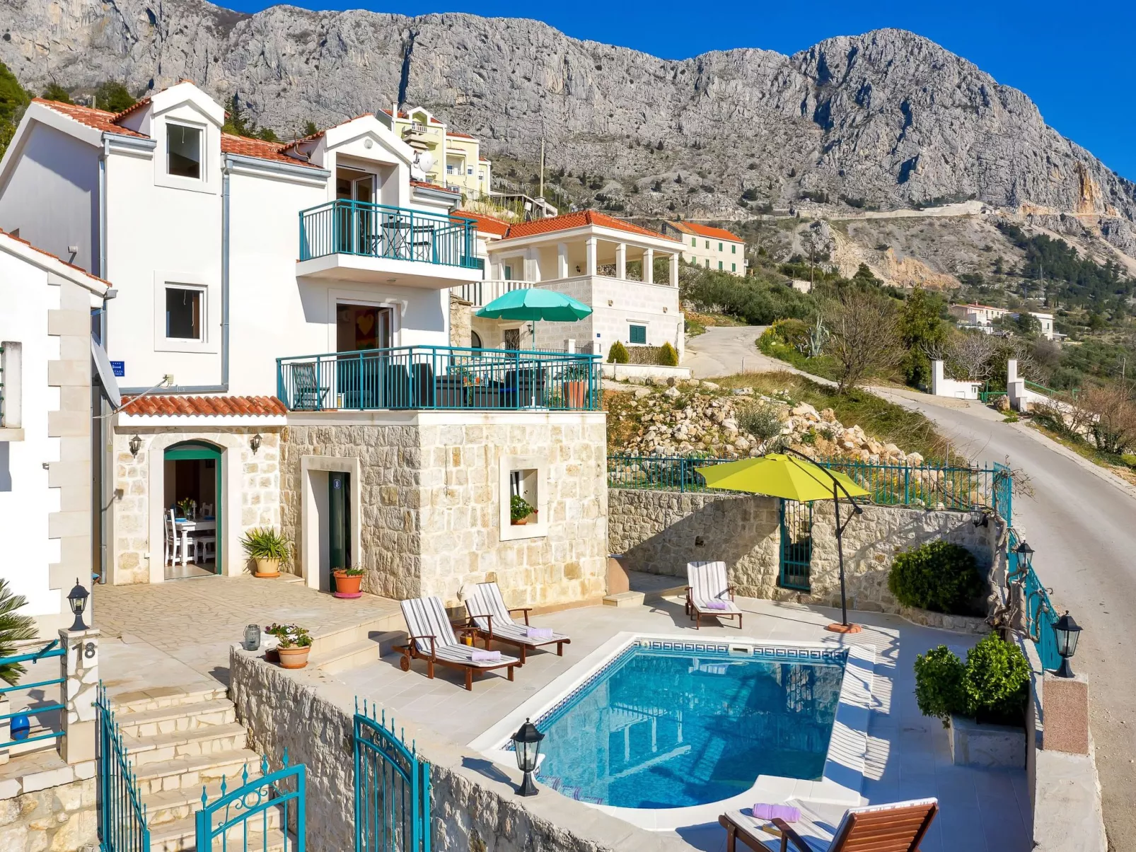 "Podgora" mit Blick auf das Wasser