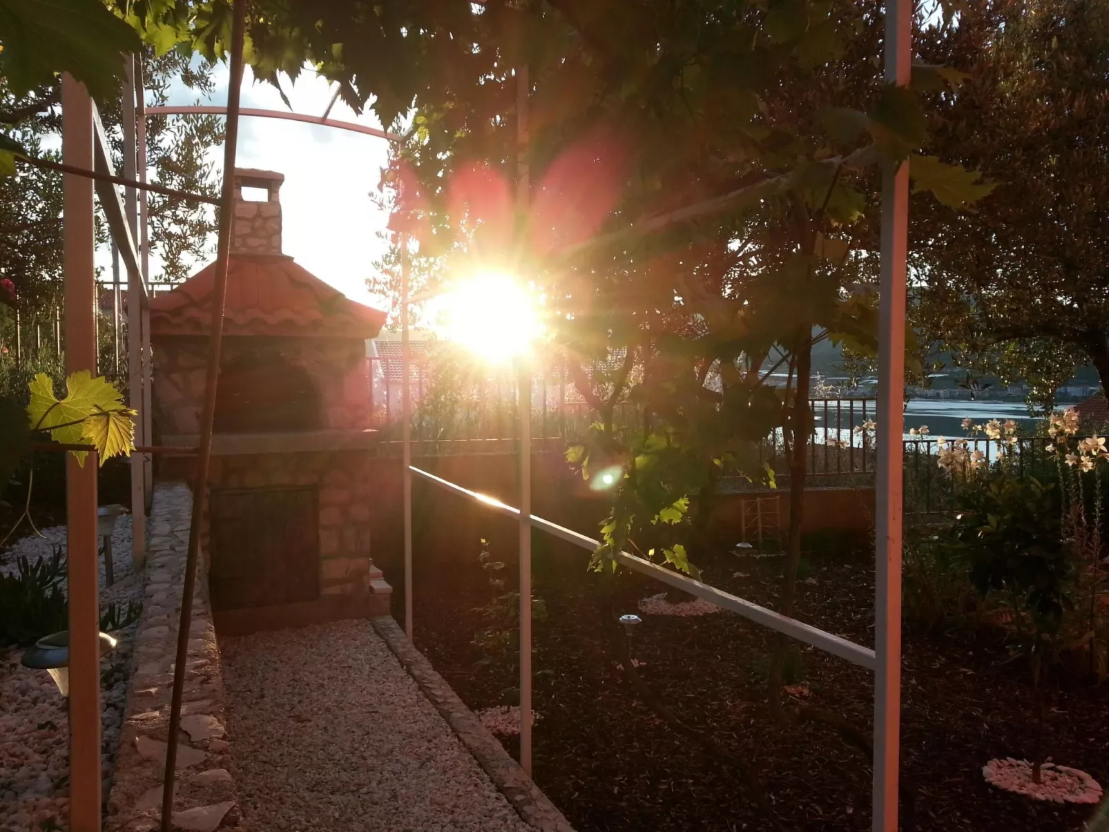 Erdgeschosswohnung mit viel Komfort und Terrasse-Buiten