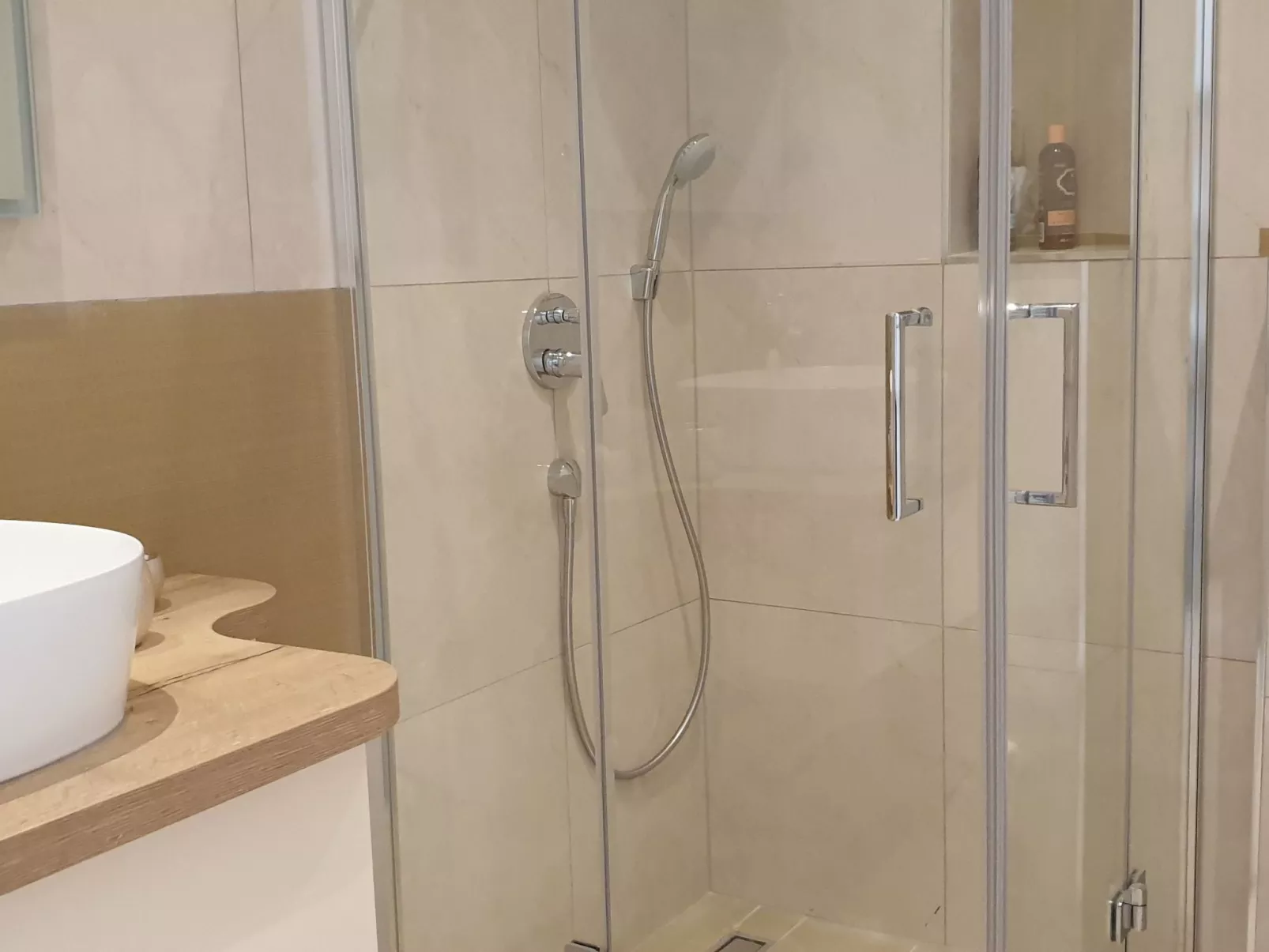 Beheiztes Schwimmbad, schattige Terrasse mit Meerblick-Binnen