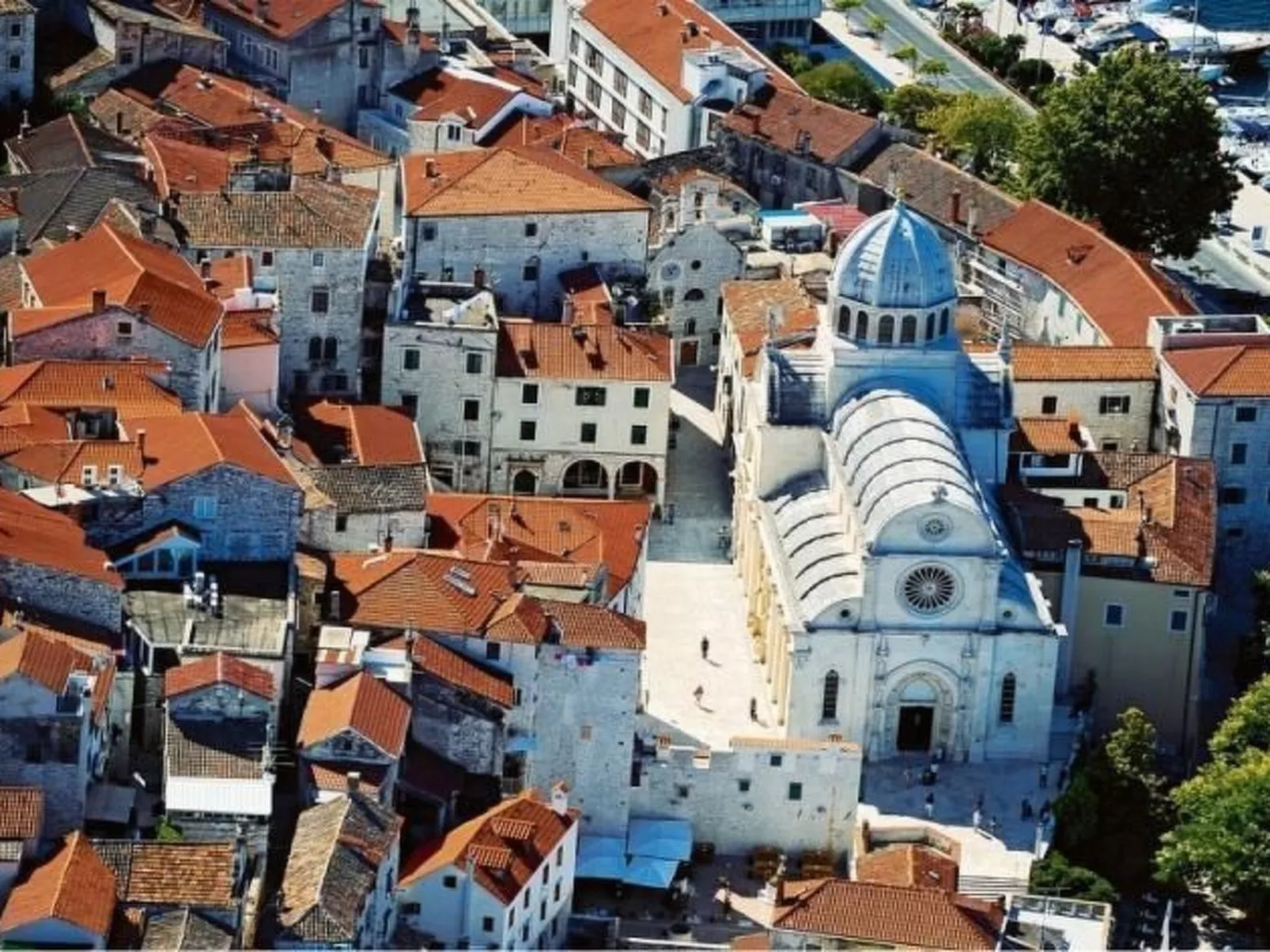 Appartement mit Balkon-Buiten