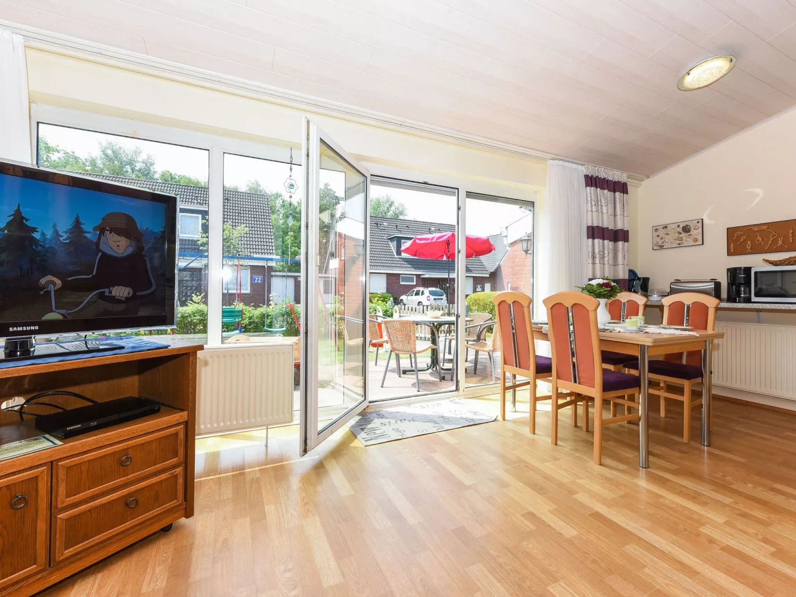 Strandnahes Ferienhaus mit Kinderspielplatz-Binnen