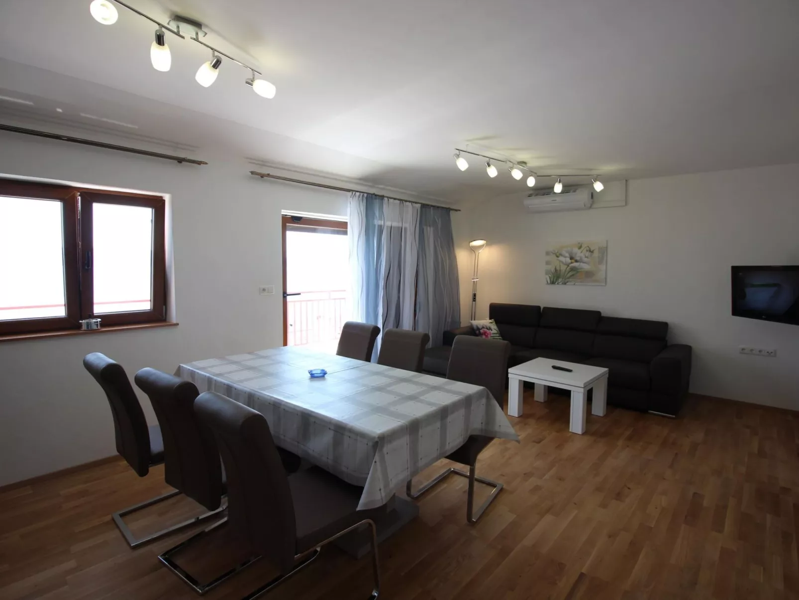 "Manda3" mit Blick auf das Wasser