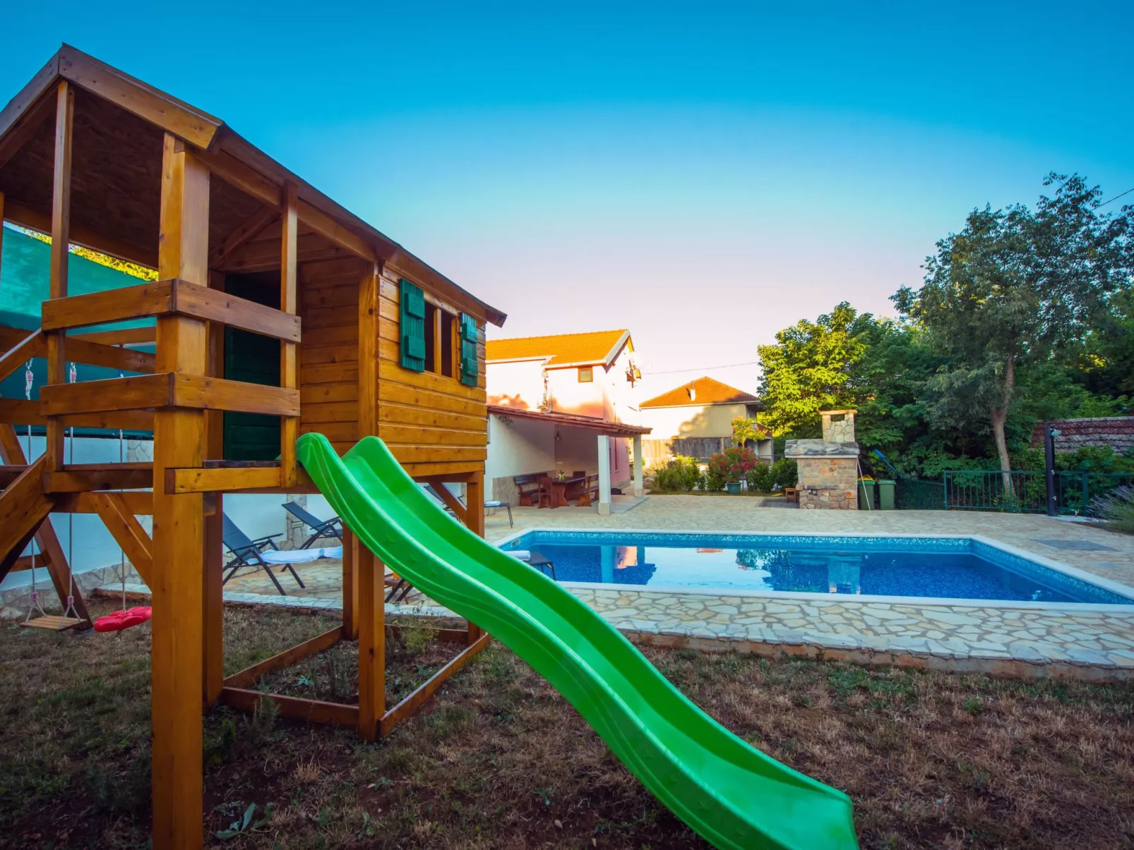 Haus in Grubine mit Außenpool-Buiten