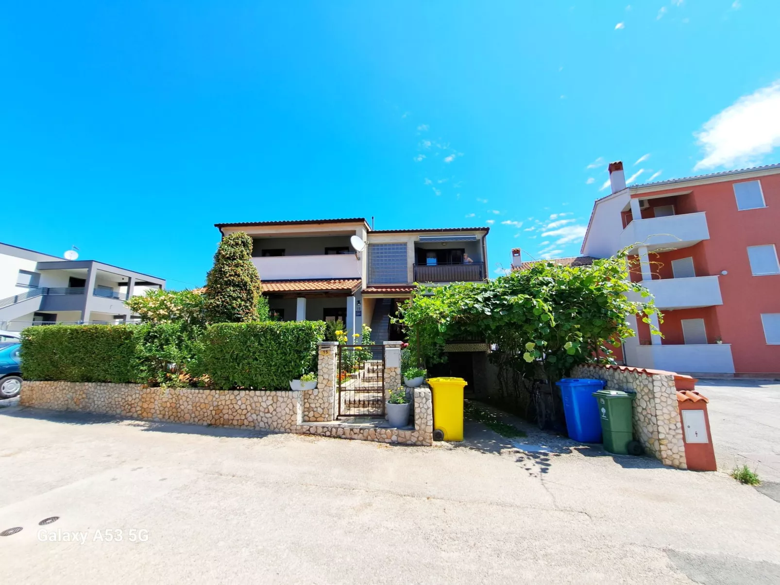 "Blue", Valbandon-Buiten