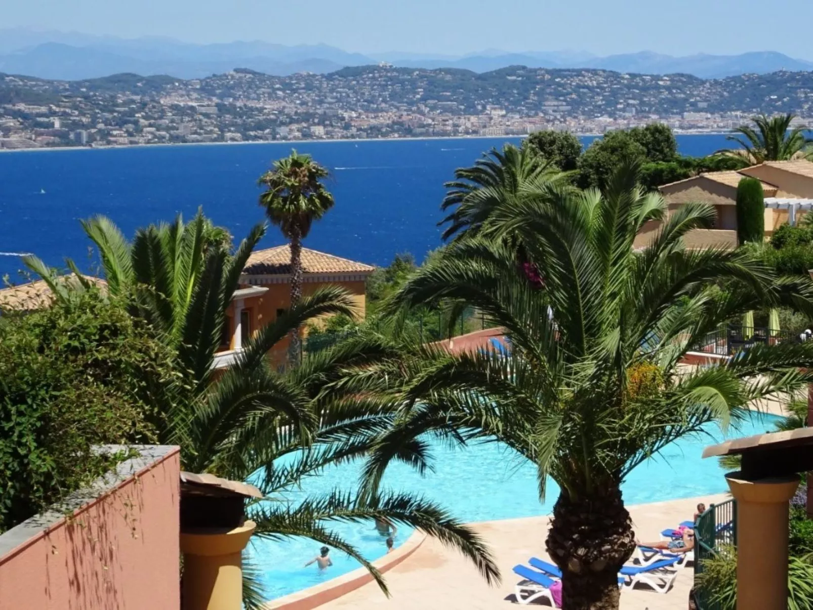 Wohnung panoramischer Meerblick, Schwimmbad, Parkplatz - Buiten