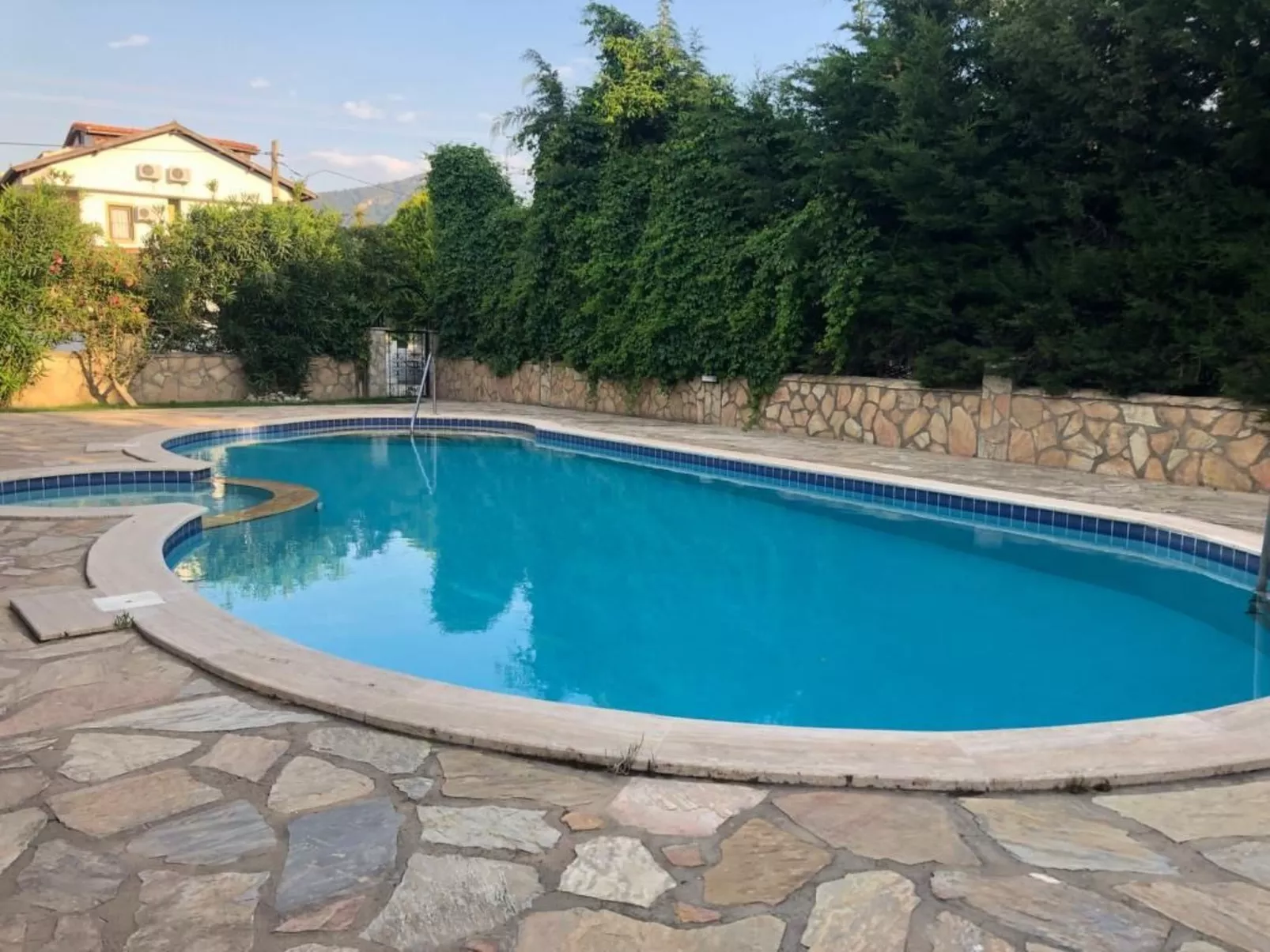 Mit Garten, Grill und Terrasse