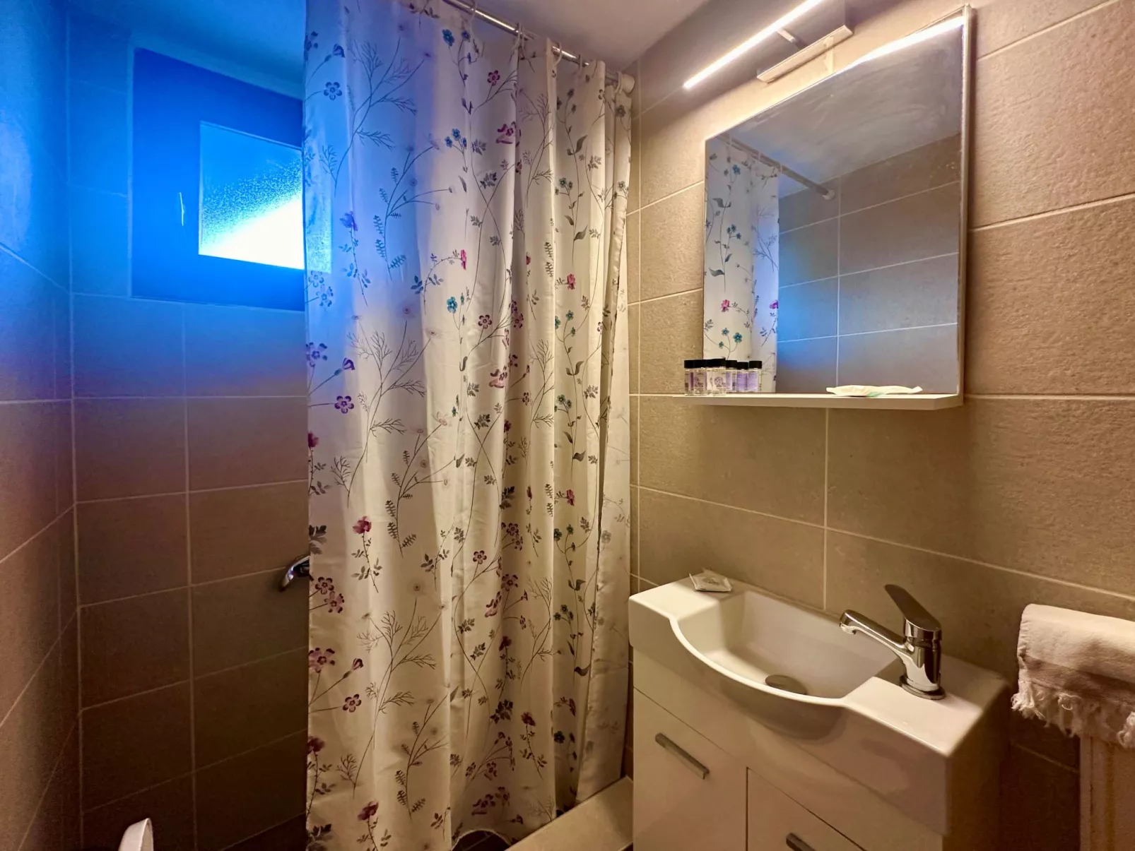 Familienrückzug mit Meerblick in den Genari Apartments-Binnen