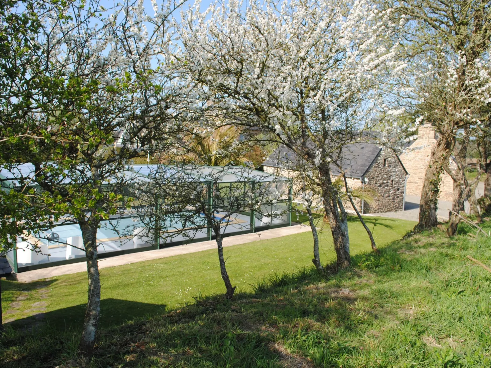 Großes Haus mit überdachtem und beheiztem Swimmingpool-Buiten