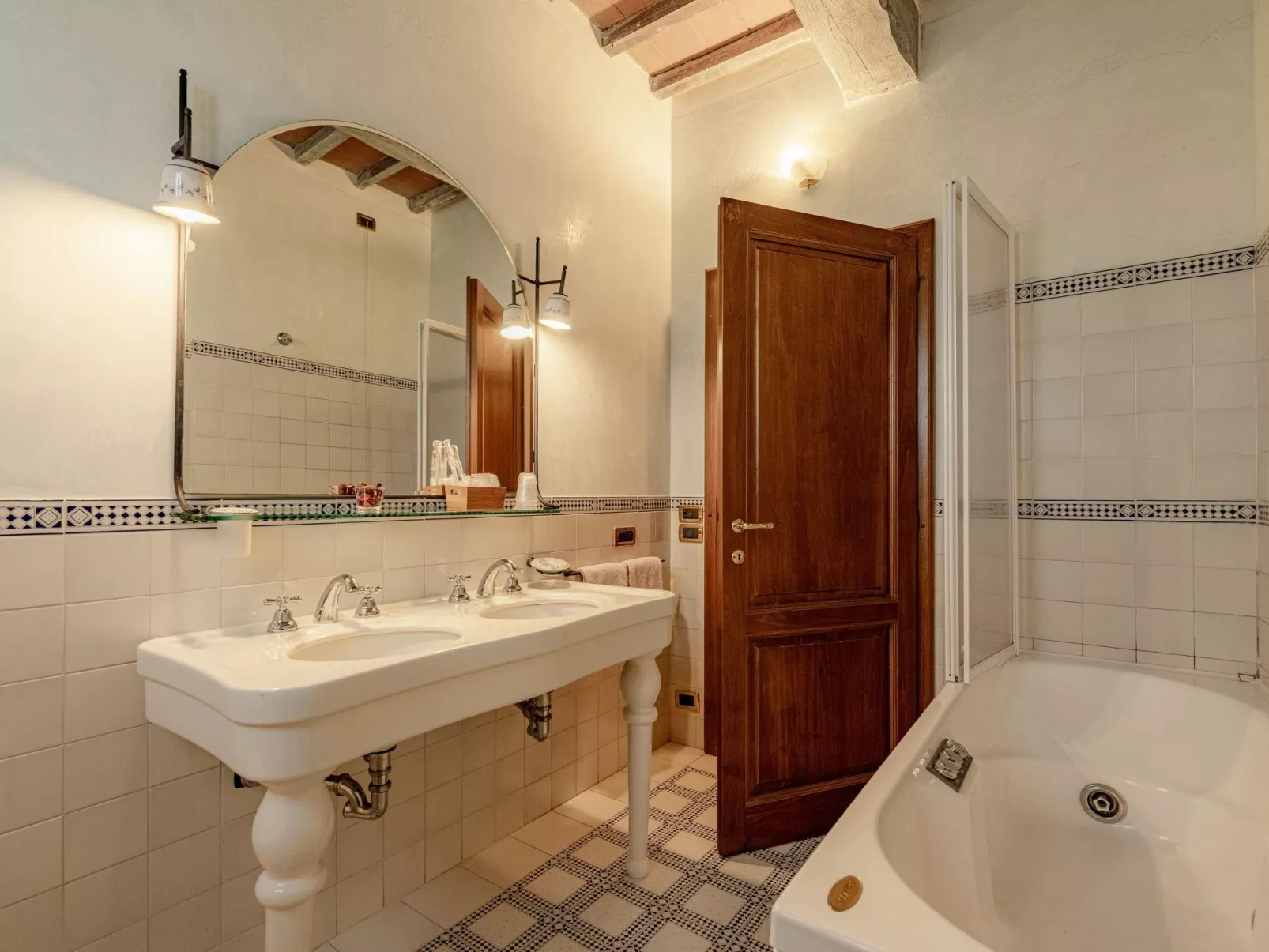 "Zypressen B4" mit Pool-Binnen