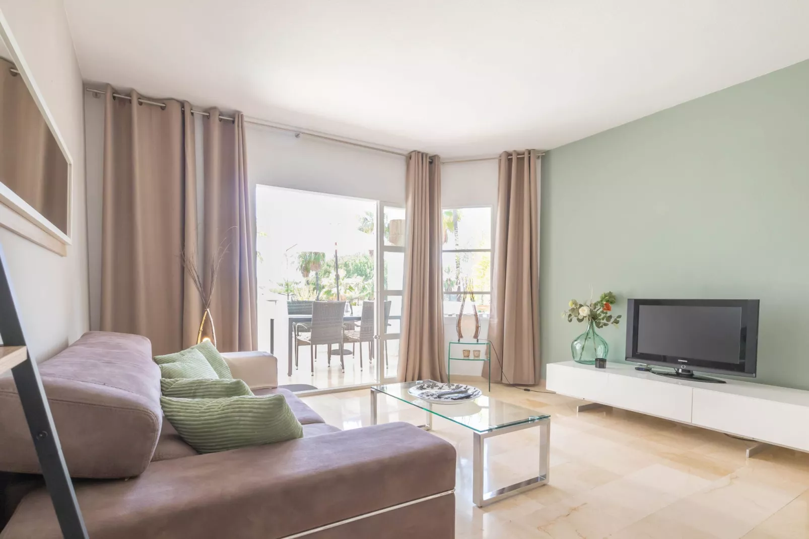 CT 214 HHH-Faro's Matchroom Boutique Apartment-II-Woonkamer