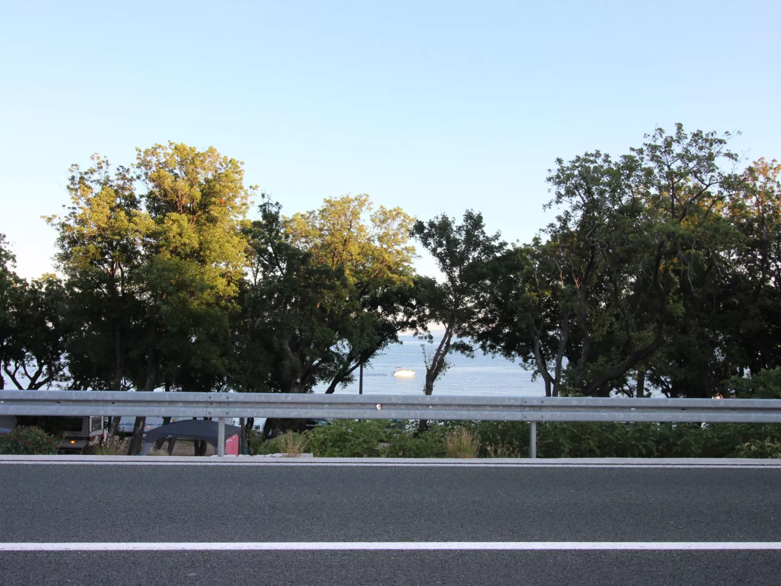 Am schönen Kieselstrand.-Buiten