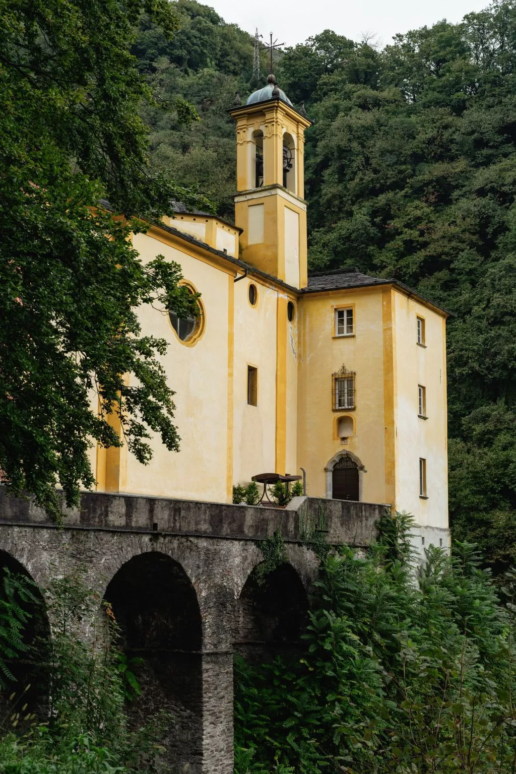"Palazzo Branca" mit Blick auf den See.-Buiten