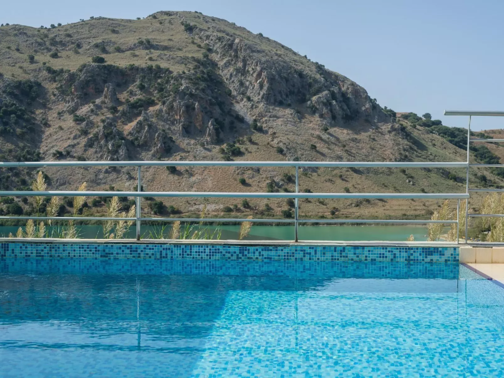 Wunderschöne Villa mit Seeblick und Pool in der Nähe von Restaurants-Buiten