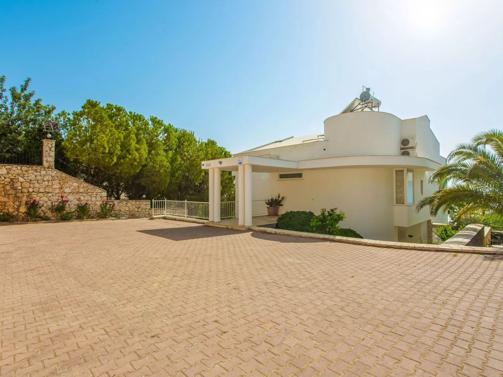 Villa für 10 P mit unglaublichem Ausblick-Buiten