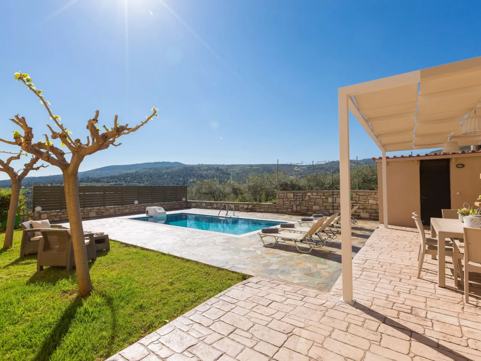 Familienvilla mit Pool und Tischtennisplatte-Buiten