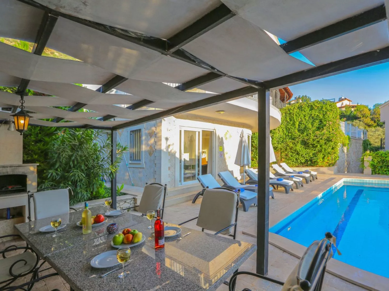 Steinhaus Villa direkt im Zentrum von Kalkan-Buiten