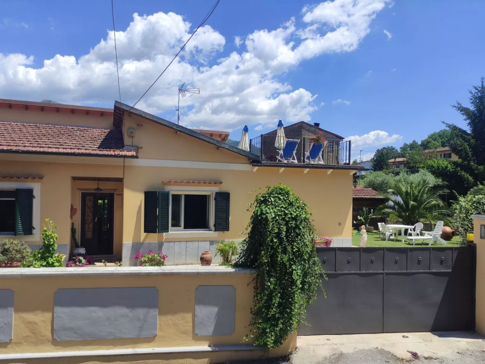 Villa mit schönem Gartne und Sonnenterrasse-Buiten