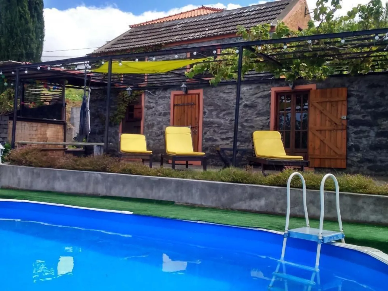 Haus in Arco Da Calheta mit Garten und Meerblick