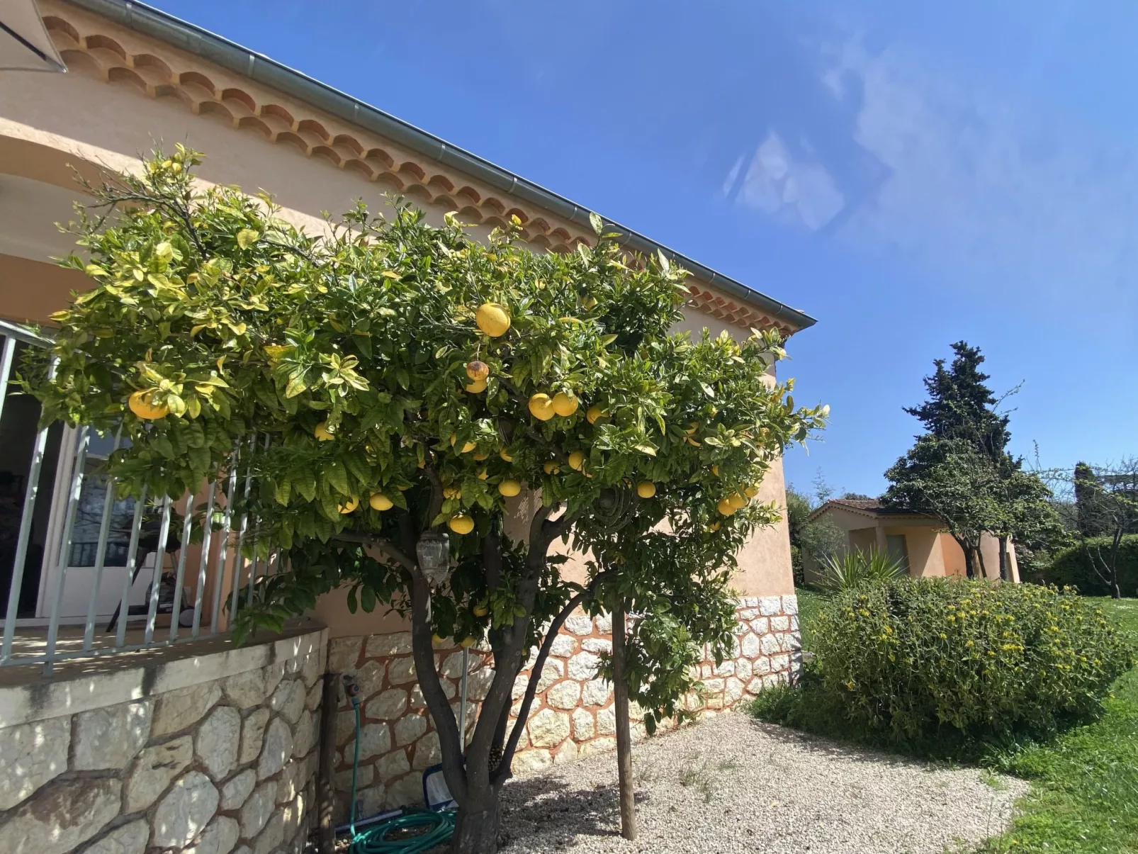 Geräumige und elegante Villa mit großem Garten, Swimmingpool und 3 Schlafzimmer-Buiten