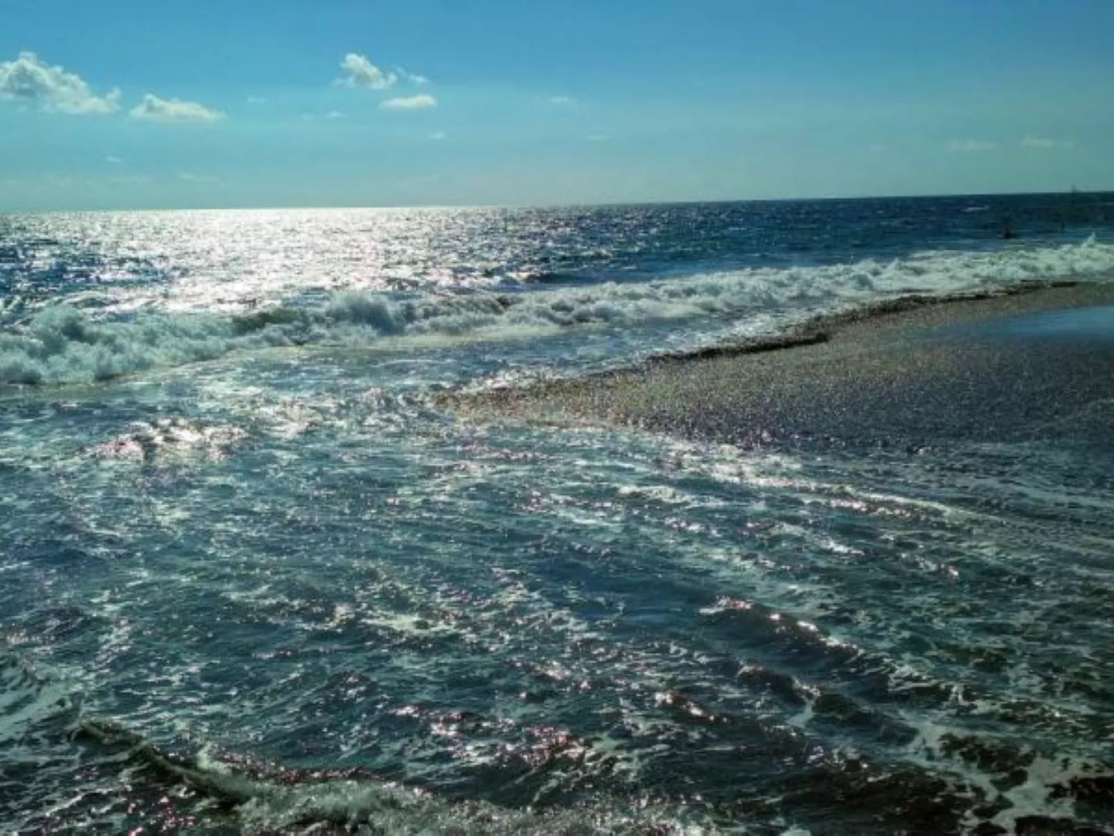 Bungalow aus Holz mit Veranda und nah am Strand.