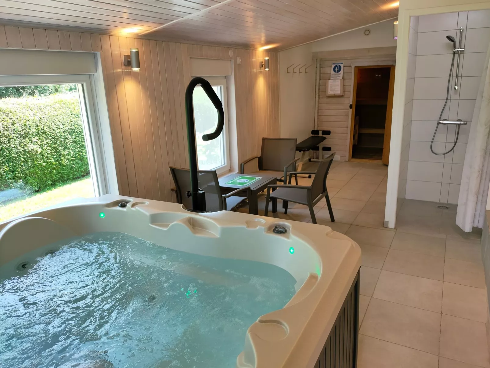 Gite Lys Montagnes du Jura mit Spa Sauna Fluss-Binnen